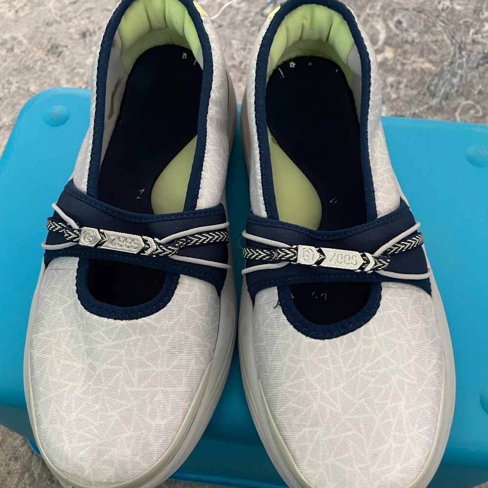 Womens Bzees sneakers